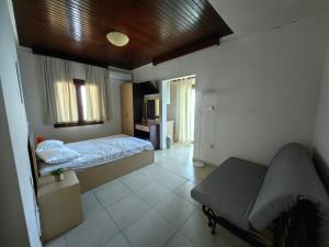 una camera da letto con un letto e una finestra di Blue Levantes a Pefkohori