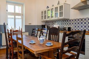 VaschvitzにあるFährhaus Wittowの木製のテーブルと椅子のあるダイニングルーム