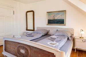 VaschvitzにあるFährhaus Wittowのベッド2台と鏡のある寝室