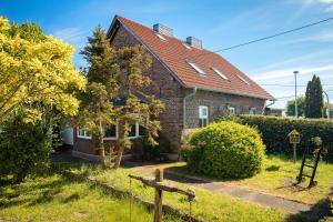 VaschvitzにあるFährhaus Wittowの赤い屋根のレンガ造りの家