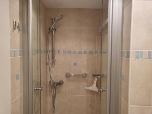 una doccia in un bagno con una porta in vetro di DECK 7 a Sankt Peter-Ording