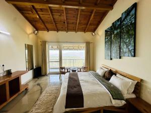 Postel nebo postele na pokoji v ubytování Shree Parijat Resort - Luxury Resort in Mukteshwar