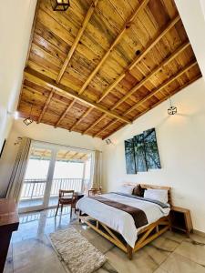 Postel nebo postele na pokoji v ubytování Shree Parijat Resort - Luxury Resort in Mukteshwar