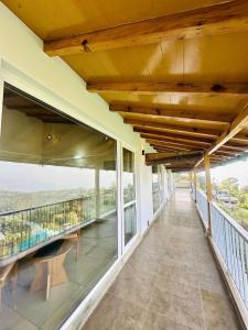 Balkón nebo terasa v ubytování Shree Parijat Resort - Luxury Resort in Mukteshwar + 37 fotografií