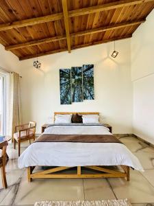 Postel nebo postele na pokoji v ubytování Shree Parijat Resort - Luxury Resort in Mukteshwar