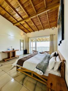 Postel nebo postele na pokoji v ubytování Shree Parijat Resort - Luxury Resort in Mukteshwar