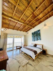 Postel nebo postele na pokoji v ubytování Shree Parijat Resort - Luxury Resort in Mukteshwar