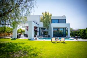 una casa con patio con piscina en Filerimos Panorama Villa, en Pastida