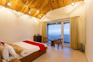 Postel nebo postele na pokoji v ubytování Shree Parijat Resort - Luxury Resort in Mukteshwar