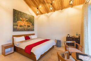Postel nebo postele na pokoji v ubytování Shree Parijat Resort - Luxury Resort in Mukteshwar