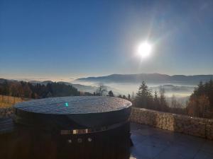 a hot tub with a view of the mountains at GOLaskowa in Laskowa