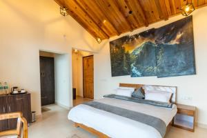 Postel nebo postele na pokoji v ubytování Shree Parijat Resort - Luxury Resort in Mukteshwar