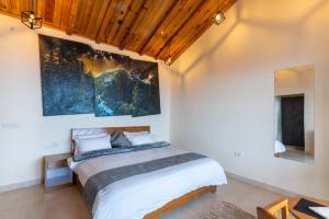 Postel nebo postele na pokoji v ubytování Shree Parijat Resort - Luxury Resort in Mukteshwar