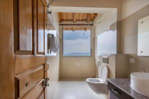 Koupelna v ubytování Shree Parijat Resort - Luxury Resort in Mukteshwar