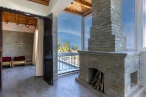 Balkón nebo terasa v ubytování Shree Parijat Resort - Luxury Resort in Mukteshwar