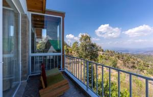 Balkón nebo terasa v ubytování Shree Parijat Resort - Luxury Resort in Mukteshwar