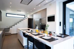 una cocina con una isla grande en el medio de una habitación en Filerimos Panorama Villa, en Pastida