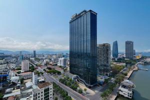 Una vista aérea de una ciudad con un edificio alto. en Courtyard by Marriott Danang Han River, en Da Nang