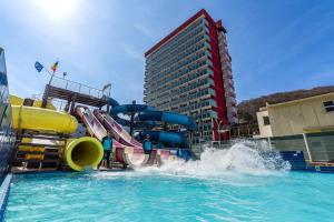 Bazén v ubytování Complex Balnear Cozia - Corp Caciulata nebo v jeho okolí