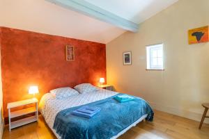 a bedroom with a bed with blue towels on it at Chalet En Bois in Saint-Cernin-de-lʼHerm