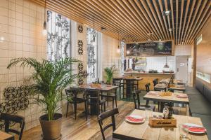 jadalnia ze stołami i krzesłami w restauracji w obiekcie Posada del Dragón Boutique Hotel w Madrycie