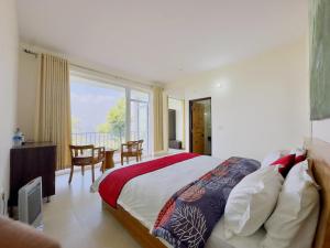 Postel nebo postele na pokoji v ubytování Shree Parijat Resort - Luxury Resort in Mukteshwar