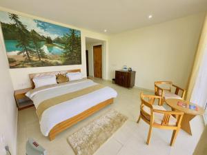 Postel nebo postele na pokoji v ubytování Shree Parijat Resort - Luxury Resort in Mukteshwar