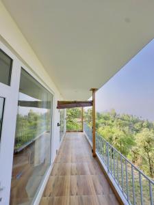 Balkón nebo terasa v ubytování Shree Parijat Resort - Luxury Resort in Mukteshwar