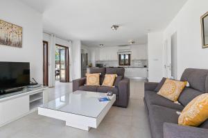 TV a/nebo společenská místnost v ubytování Charming Apartment PZ12 - Lefkara, Aphrodite Hills