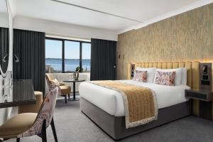 pokój hotelowy z łóżkiem i balkonem w obiekcie Ferrycarrig Hotel w mieście Wexford