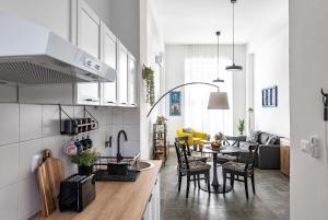 a kitchen and living room with a table and chairs at Apartmani Pobeda in Bela Crkva