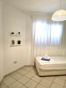 Una cama o camas en una habitación de H&O Best Apt In Paphos!