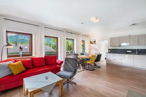 インツェルにあるHaus Katharina 1の赤いソファとキッチンのあるリビングルーム