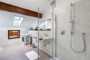 インツェルにあるHaus Katharina 1のシャワーと洗面台付きのバスルーム +20枚の写真