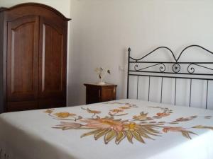 サン・ヴィート・ロ・カーポにあるCase nel Giardinoのベッドルーム1室(花柄のベッド1台付)