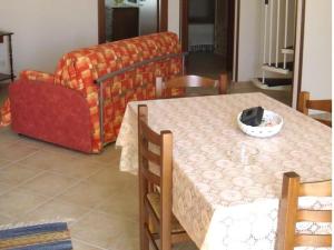 サン・ヴィート・ロ・カーポにあるCase nel Giardinoのリビングルーム(テーブル、ソファ付)