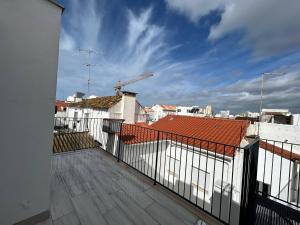 balcón con vistas a los tejados de los edificios en Casa Madalena, en Faro