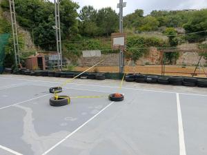 a basketball hoop with tires on a tennis court at Casetta La Grotta in Canicattini Bagni