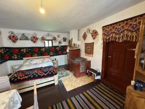 een slaapkamer met een bed en een houten deur bij Glamping - Casuta de pe Fiad in Romuli