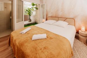 Postel nebo postele na pokoji v ubytování Spacious 5-Bedroom Home with Terrace, Air Conditioning and Parking