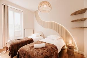 Postel nebo postele na pokoji v ubytování Spacious 5-Bedroom Home with Terrace, Air Conditioning and Parking