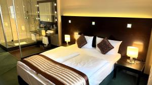 Postel nebo postele na pokoji v ubytování Hotel Lumière an der Messe