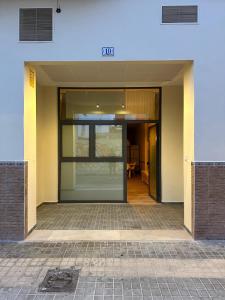 an entrance to a building with a glass door at Sensacional apartamento en Ruzafa in Valencia