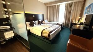 Postel nebo postele na pokoji v ubytování Hotel Lumière an der Messe