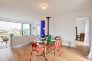 a dining room with a table and chairs at Vue mer - Maison pour 6 avec balcon - Jardin in Plouguerneau