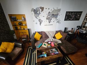 een woonkamer met een bank en een tafel bij "Studio Cinéma" -Coeur de ville- Spacieux, calme et connecté-alexa, wifi, free, netflix, disney, prime video, jeux vidéo et de société in Auxerre