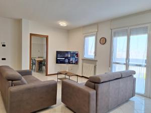 TV a/nebo společenská místnost v ubytování Panoramico Barona Duplex-Penthouse
