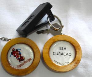 a key chain with a cell phone on a table at Pousada Captain Morgan Pontal do Sul com Piscina in Pontal do Paraná