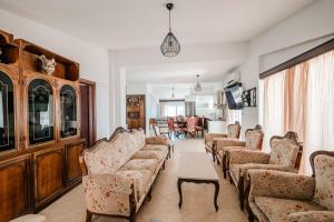 Posezení v ubytování ALNES HOTEL