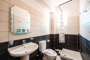 Koupelna v ubytování ALNES HOTEL + 37 fotografií
